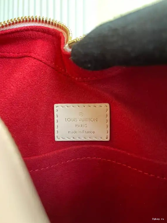 LIMITED LOUIS - VUITTON EDITION SAC CŒUR 0628